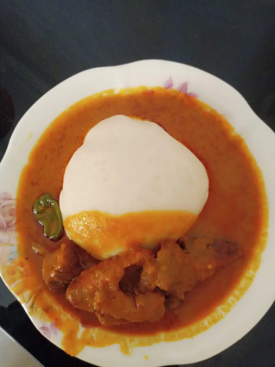 Igname pilée servie avec sa sauce d'arachide
